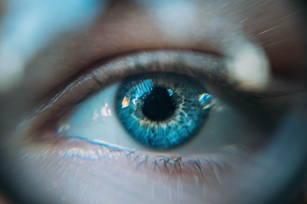 Frau mit gesunden Augen macht Augentraining